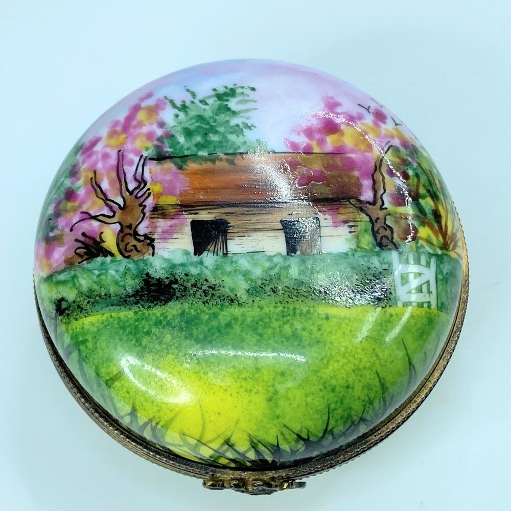 Limoges Peint Main Country House on Round Home large size A96